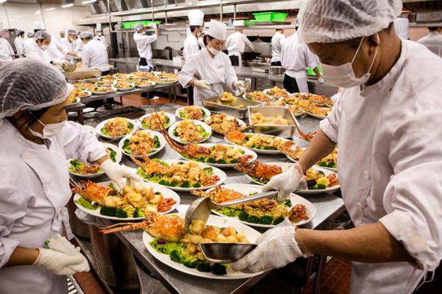 Ảnh chụp trong một bữa dạ tiệc tại Thượng Hải, hàng tá hải sản trên đây chỉ là 1 trong số 13 bàn tiệc. Các đám cưới của người giàu được xem như hình mẫu của sự lãng phí thực phẩm tại Trung Quốc và những loại thực phẩm thừa từ các quán cafe, nhà hàng tăng nhanh cùng thu nhập người dân tại các thành phố. Ước tính có hơn 9 triệu tấn protein bị lãng phí mỗi năm tại đây. 