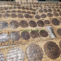 Công đoạn phơi bánh tráng dừa Nhân Thùy