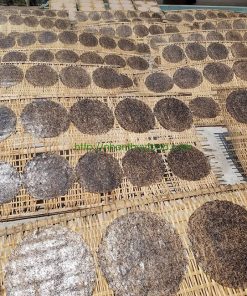 Công đoạn phơi bánh tráng dừa Nhân Thùy