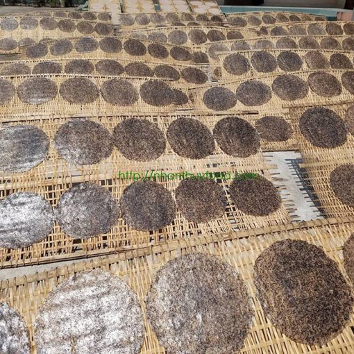Công đoạn phơi bánh tráng dừa Nhân Thùy