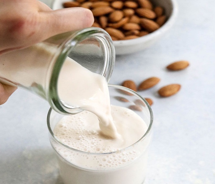Thưởng thức ly sữa hạt hạnh nhân giàu dinh dưỡng