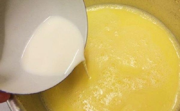 Sữa bắt hạt sen có màu vàng đặc trưng