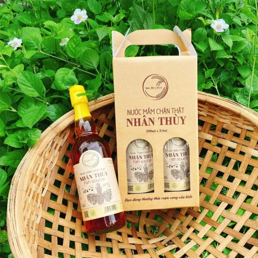 Chai và hộp nước mắm chân thật Nhân Thùy