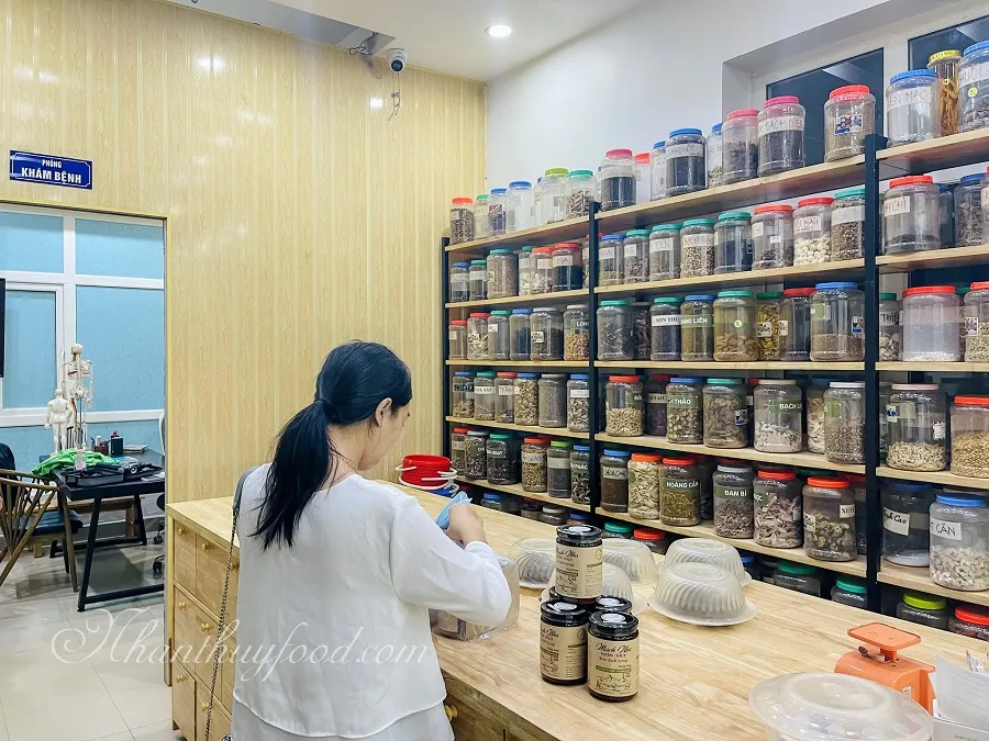 Nhân Thùy giao hàng mạch nha lỏng cho nhà thuốc Bảo Minh Đường