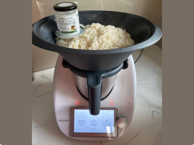 Chia sẻ nấu xôi thơm phức với dầu dừa ép lạnh